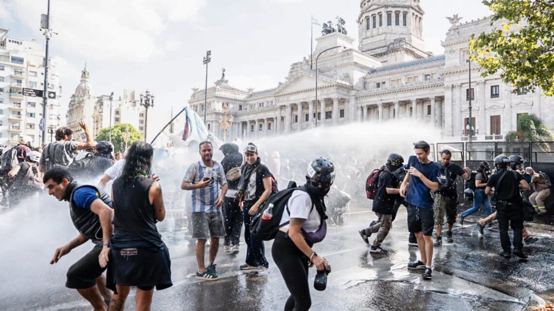 Balazos y gases frente al Congreso