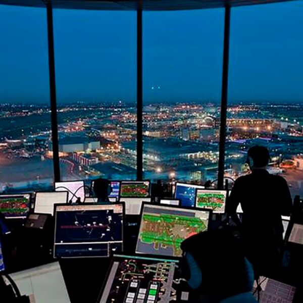 Controladores aéreos retoman los paros