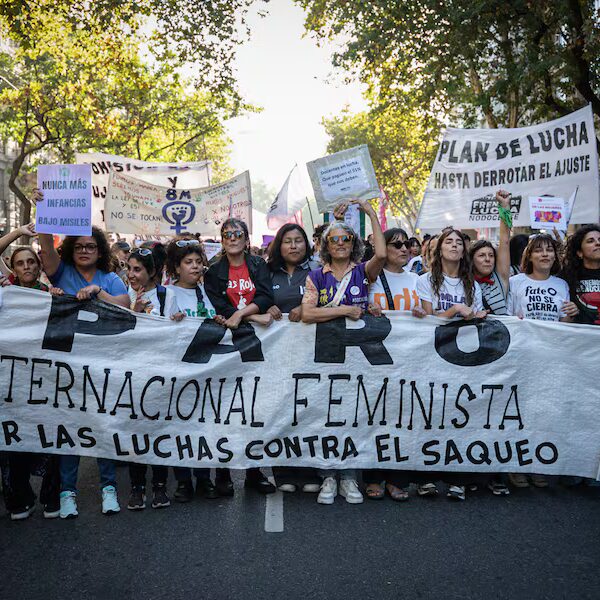 Una multitud marchó de Congreso a Plaza de Mayo