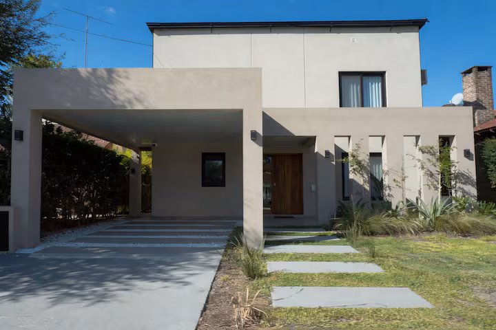 Adorni cada vez más complicado