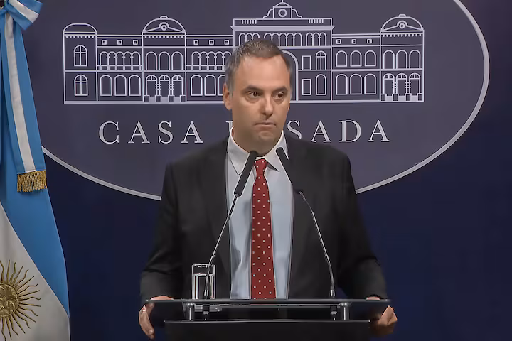 Modus operandi de Adorni