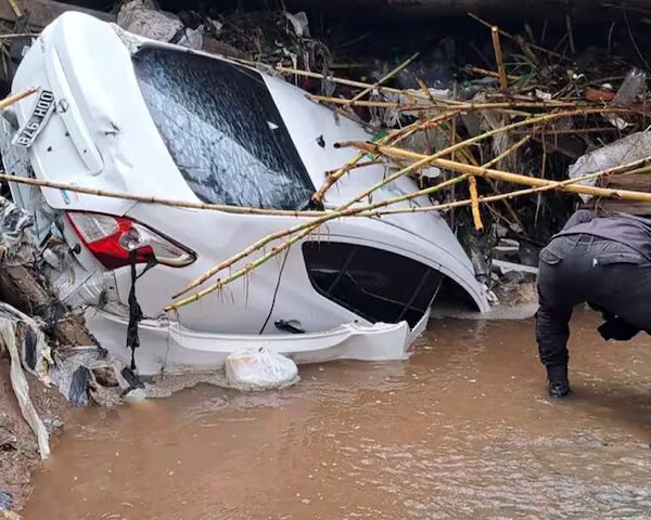 Pareja murió al caer