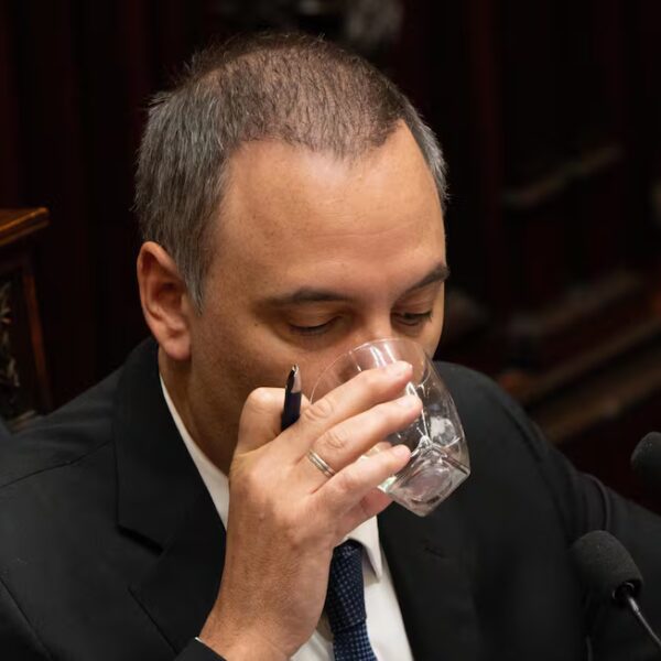 Adorni está e