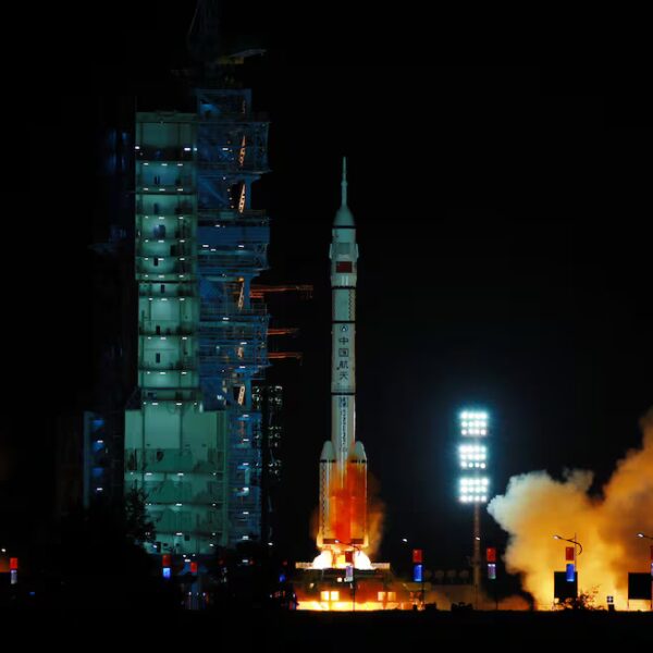 China envía un astronauta