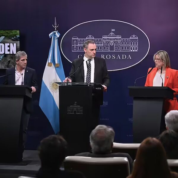 El vocero, Luis Caputo y Alejandra Monteoliva