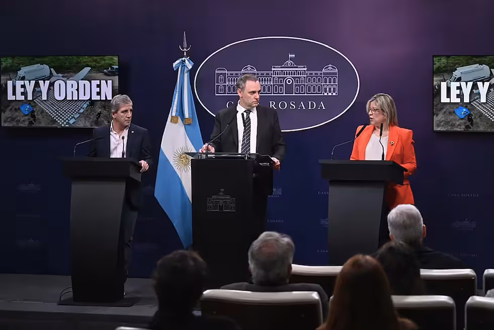 El vocero, Luis Caputo y Alejandra Monteoliva