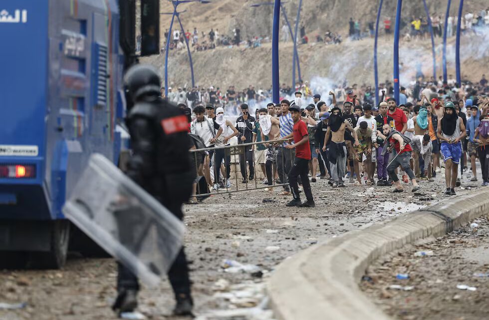 Marruecos usa a 50 mil migrantes como rehenes de una disputa geopolítica en Ceuta