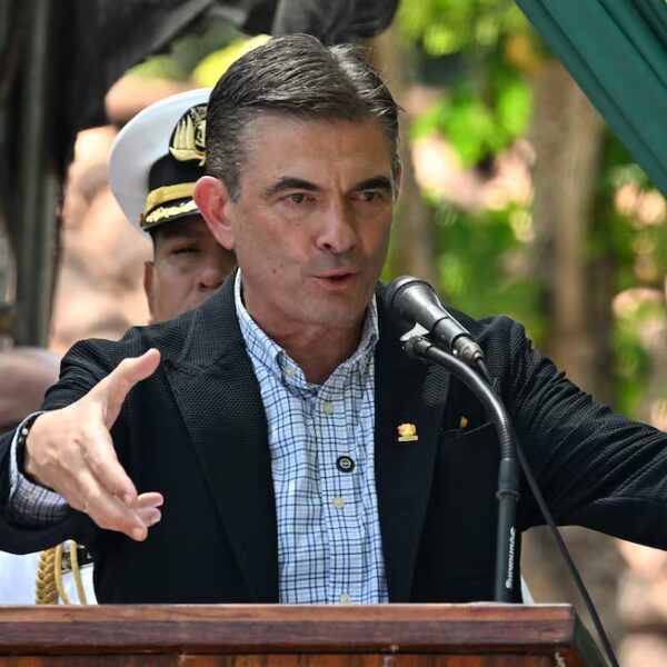 Entre el presidente y su vice Edmand Lara