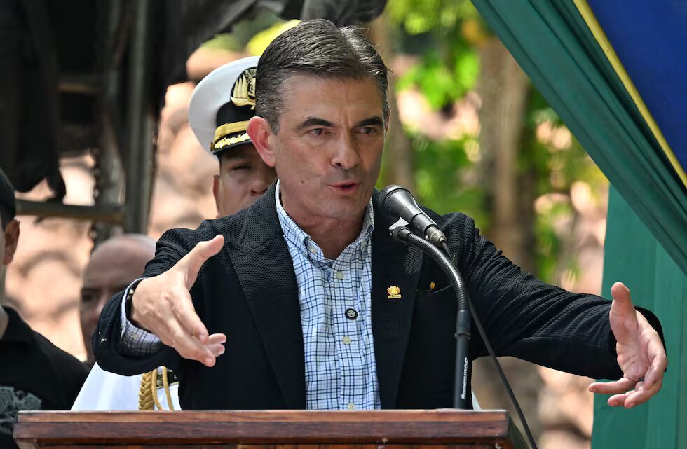 Entre el presidente y su vice Edmand Lara