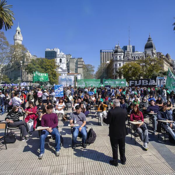 La UBA reclamó en Plaza de Mayo