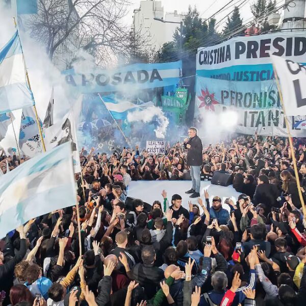 Una multitud en San José 1111, a