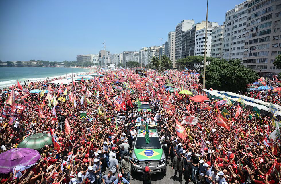 Brasil elige entre Lula y Flavio Bolsonaro