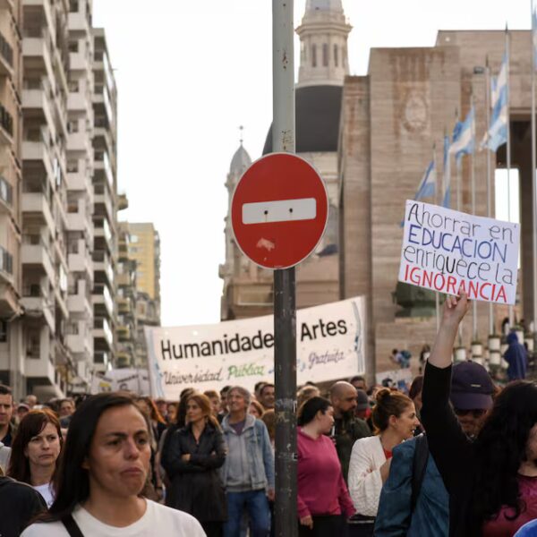 El desajuste entre la calle y la política
