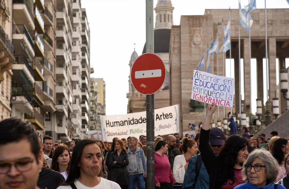 El desajuste entre la calle y la política